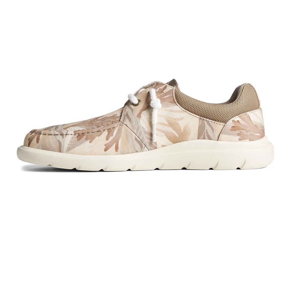 Hidden stretch gore furthers the laid-back attitude of a modern boat shoe